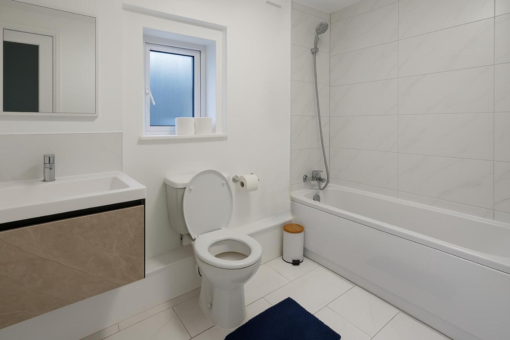 Spacious 4-bed With Secured Parking Near Abba Arena, Stadium, Tube & In Bustling Zone 2 Londres